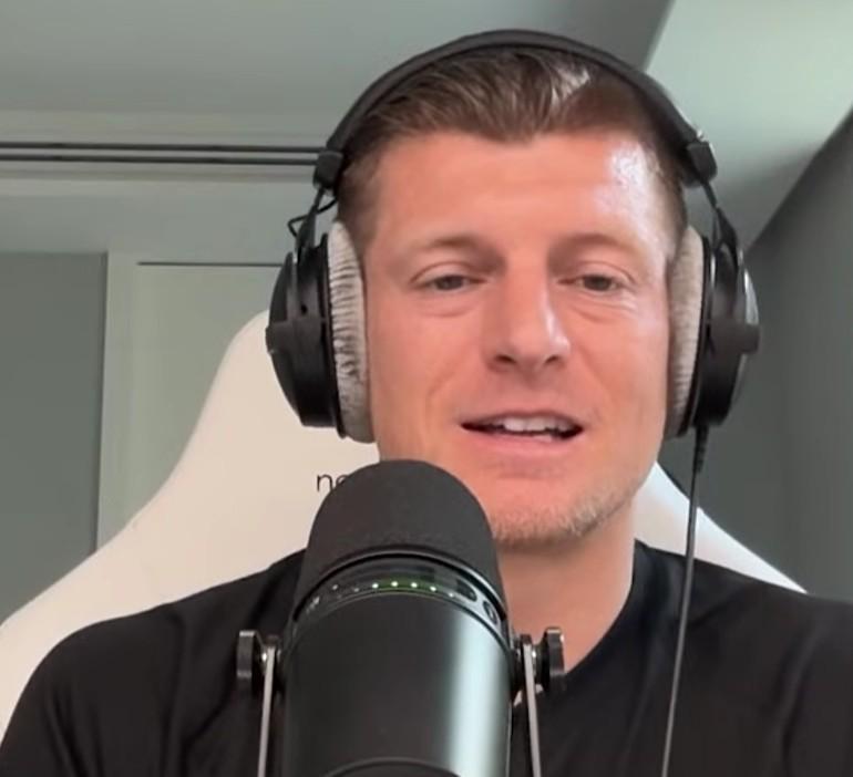 开云体育-克罗斯:施洛特贝克短板在决策;莱默尔是顶级边锋适配的边卫