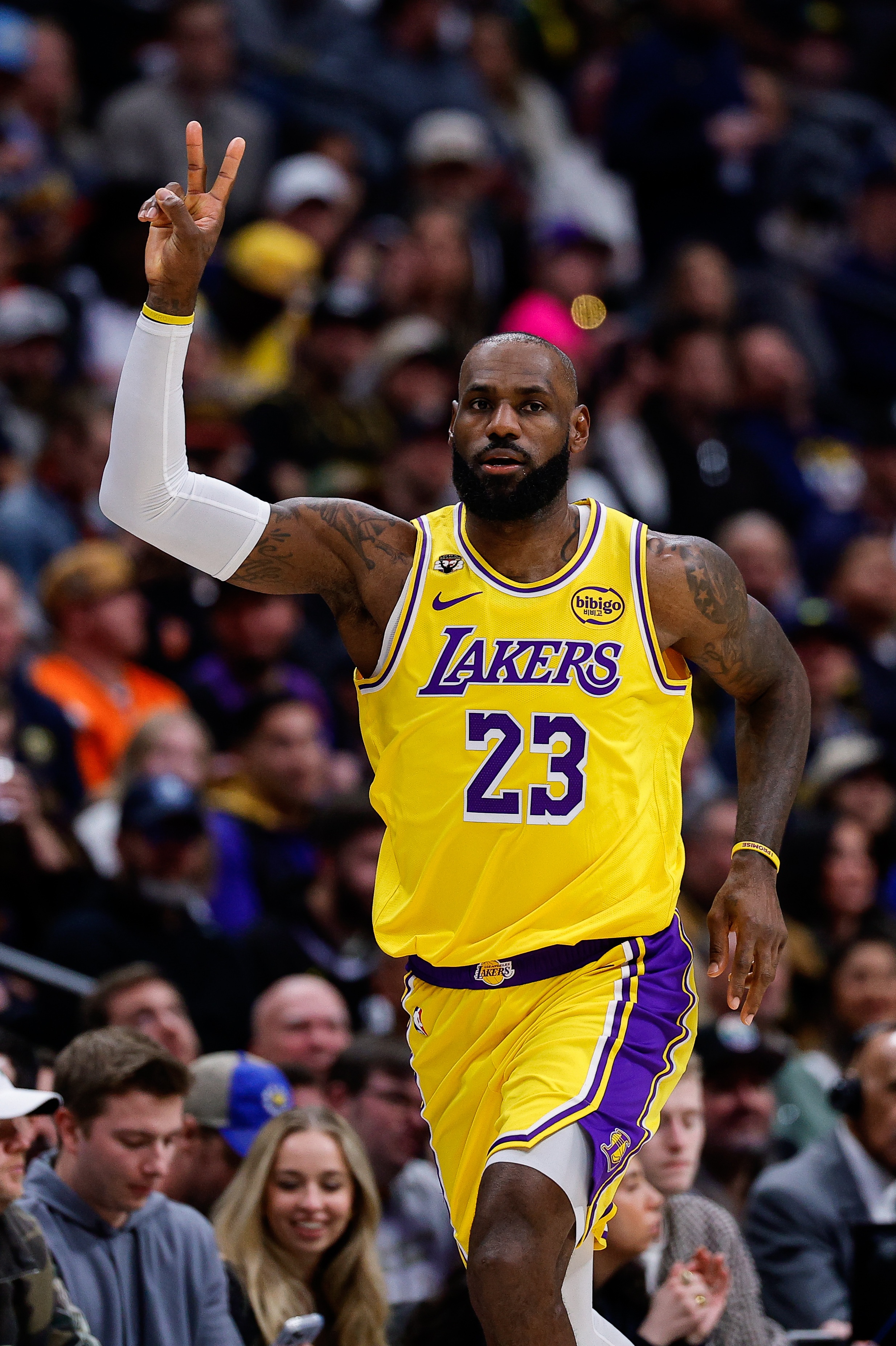 开云体育-徐静雨：詹姆斯是湖人的优秀防守球员 他的防守发挥远胜于东契奇