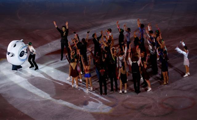 开云体育官网-欧洲看冬奥:花滑选手终于还是对冰墩墩下手了