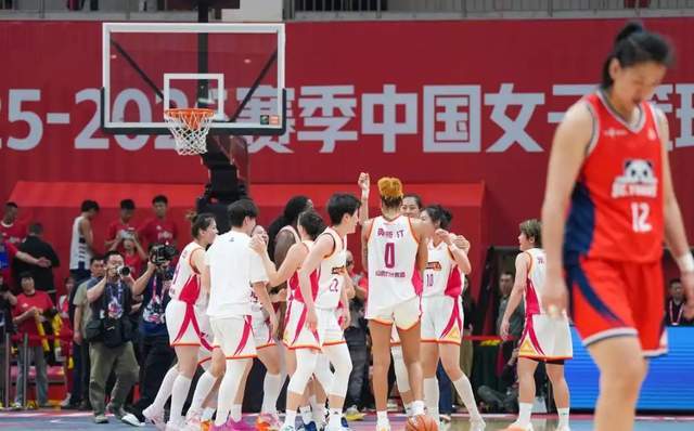 开云-抢5定冠军!女篮霸主危险了,山东双子星哑火,篮协主席白跑一趟